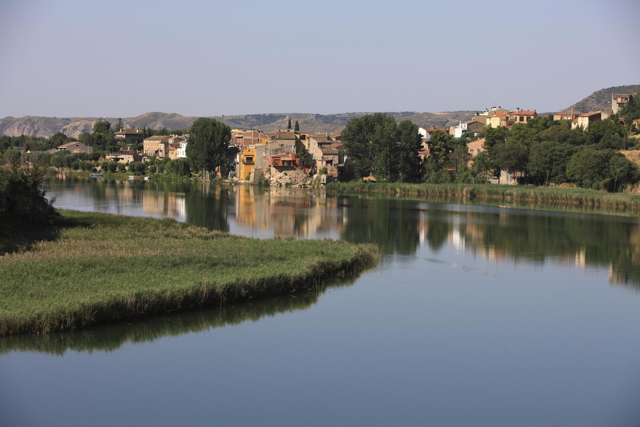 ホテル ラ ノゲラ キャンピング Sant Llorenç de Montgai エクステリア 写真